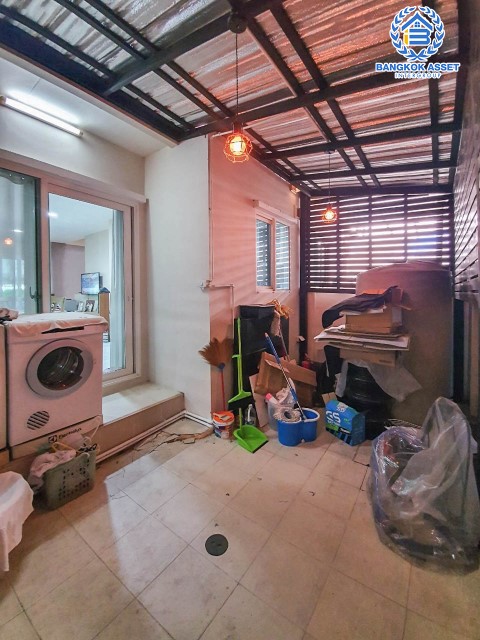 ******ทาวน์โฮมมือสอง ม.บ้านกลางเมือง พระราม9 บ้านสไตล์คนเมือง 3 ชั้น ภายในสวยมาก สภาพเทียบเท่ามือ1 มีบิ้วท์อินเค้าท์เตอร์ครัวให้แล้ว เนื้อที่ 18.5 ตร.ว. ห้องนอน 3 ห้องน้ำ 2 ที่จอดรถ แถมแอร์ 4 เครื่อง และเครื่องทำน้ำอุ่น 2 เครื่อง บนทำเลติดถนนใหญ่ ที่เชื่อมต่อถนน ถ.กาญจนาภิเษก วงแหวนกาญจนาภิเษก ใกล้ทางด่วนพระราม 9-มอเตอร์เวย์ และ แอร์พอร์ตลิ้งค์ สถานีหัวหมาก